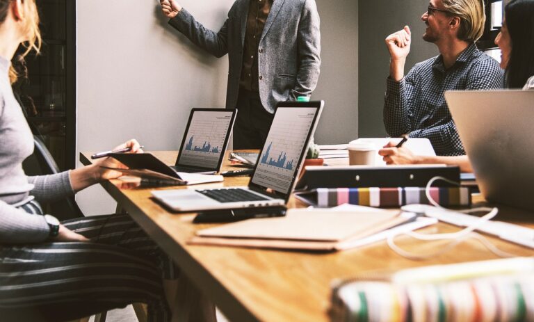 tener un equipo de superhéroes en la oficina